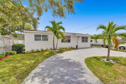 685 7th Ter, Dania Beach FL  33004-3832 exterior