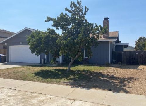 239 Larson Ln, Greenfield, CA 93927-5021