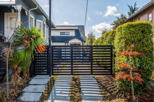 1077 57th St, Oakland CA  94608-2744 exterior