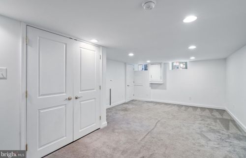 2037 Carpenter St, Philadelphia PA 19146-2418 exterior