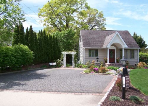 1110 Terry Rd, Hauppauge, NY 11779-4739