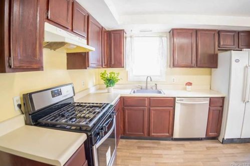 24 Clinton St, Middletown, NY 10940-6322