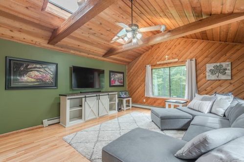 12 Whitewood Dr, Huntington CT 06484-5028 exterior