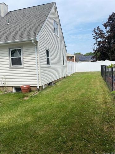 2 Ridgeview Pl, Mount Sinai NY  11766-1720 exterior