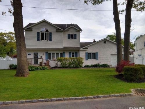 70 Webster Ave, West Islip, NY 11795-1338