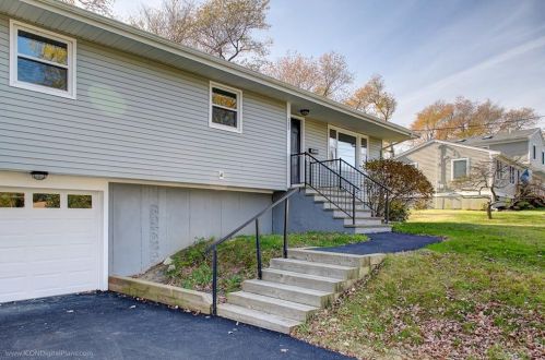 121 Fir Ave, Tiverton RI  02878-1640 exterior