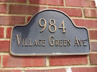 984 Village Green Ave, Lexington, KY 40509-2255