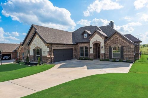 10837 Owl Creek Dr, Fort Worth, TX 76179-6828