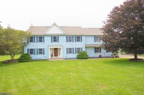25 Martingale Dr, Wantage NJ  07461-2857 exterior
