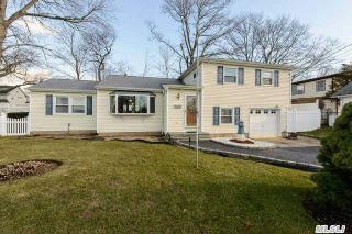 34 Starks Pl, Lynbrook, NY 11563-4025