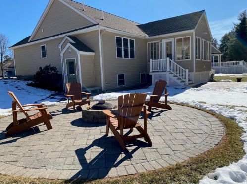 19 Pilgrim Cir, Nashua NH  03063-2827 exterior