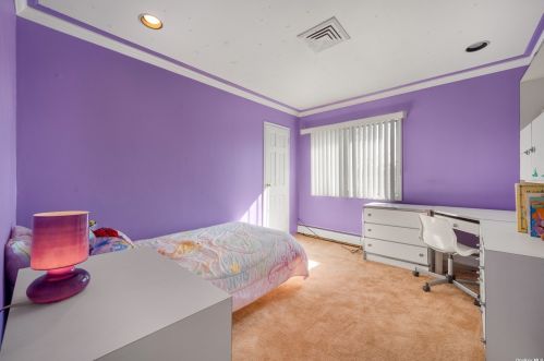 33 Lorijean Ln, Elwood NY  11731-4118 exterior