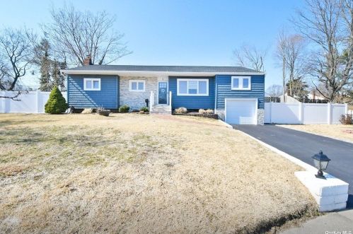 6 Eltona Pl, Elwood, NY 11731-6012