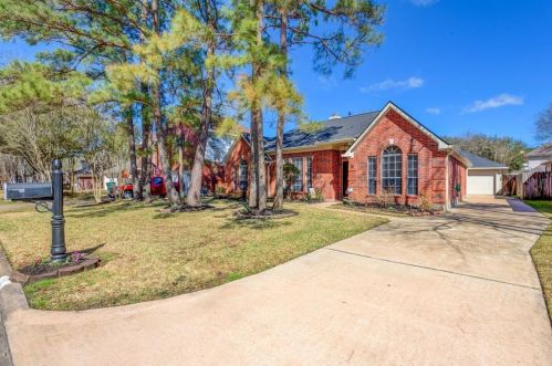 22 Dover Dr, Conroe, TX 77304-2748