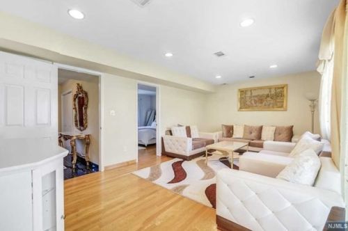 335 Charles St, N Milford NJ  07646-1801 exterior