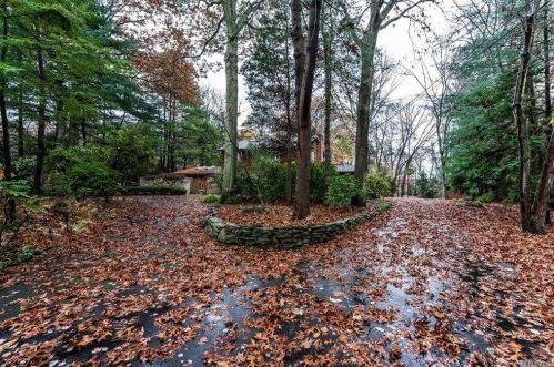 5 Bramble Ln, Huntington Station, NY 11747-2330