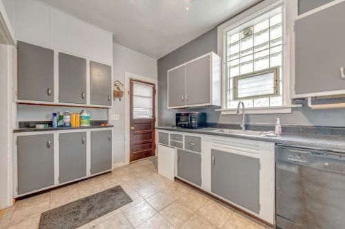 1025 Chartiers Ave, Pittsburgh PA  15220-4852 exterior