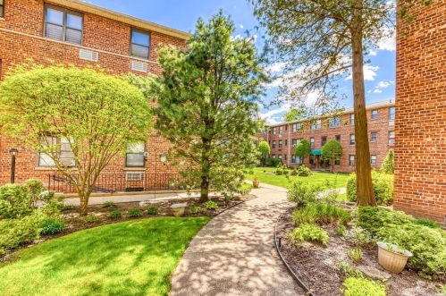 320 Atlantic Ave, East Rockaway NY  11518-1142 exterior