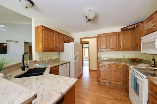 14090 Crimson Ln, Waukesha, WI 53151-5277