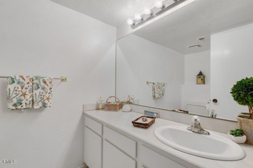 2414 Monaco Dr, Oxnard CA 93035-2957 exterior