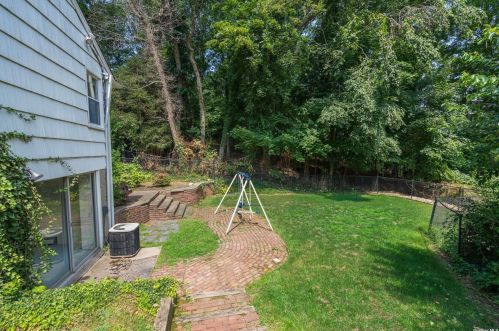 9 Doris Ct, Northport NY  11768-2000 exterior