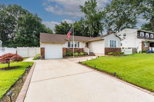 78 Ryder Ave, Babylon, NY 11703-2210