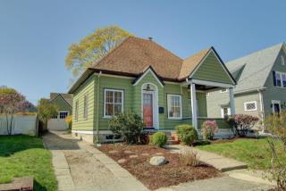 46 Hartford Pl, Warwick, RI 02888-2932