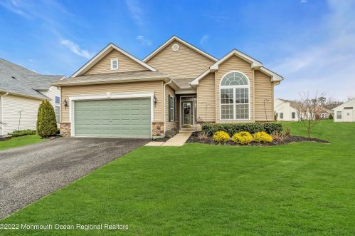 36 Eagle Ridge Cir, Lakewood, NJ 08701-5825
