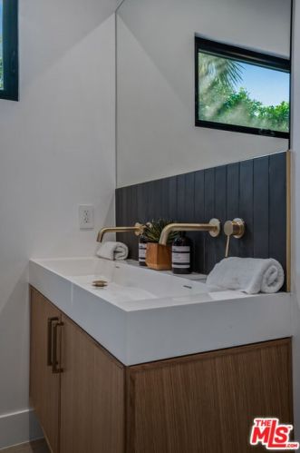 12600 Emelita St, North Hollywood CA  91607-1017 exterior