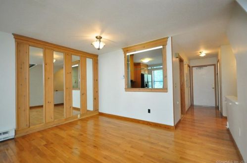 133 Wellington Dr, Farmington CT  06032-3234 exterior