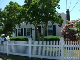 3 6th Ave, Waterford, CT 06385-1815