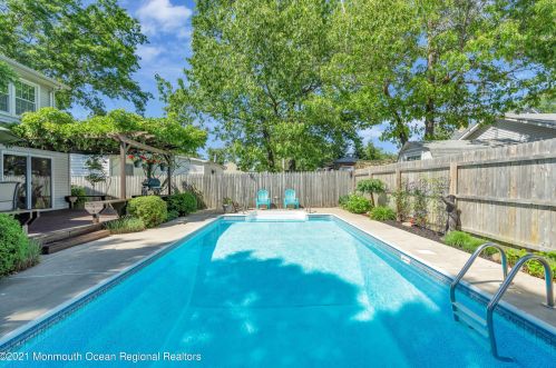 423 Community Dr, Bricktown, NJ 08723-5323