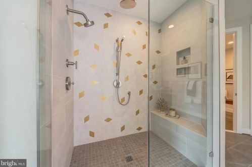 6580 Brooks Pl, Falls Church VA  22044-1105 exterior