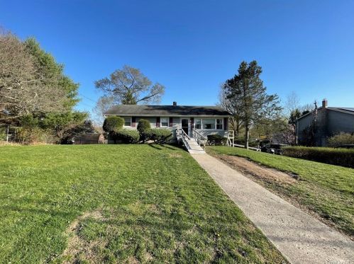 72 Scotchtown Dr, Middletown, NY 10941-1426