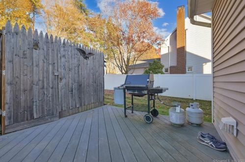 22 Tunxis St, Farmington CT  06032-2814 exterior