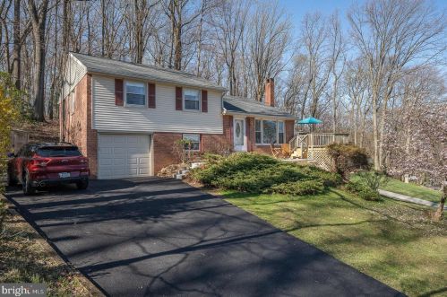 564 Forest Rd, Wayne, PA 19087-2322