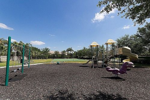 5076 Post Oak Ln, Naples FL  34105-4526 exterior