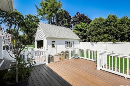 324 Oak Neck Rd, West Islip NY  11795-3613 exterior