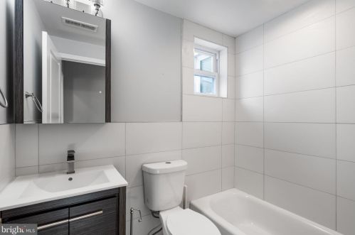 2037 Carpenter St, Philadelphia PA 19146-2418 exterior