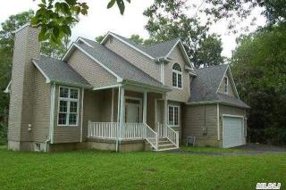 4 Harrison St, Hauppauge, NY 11779