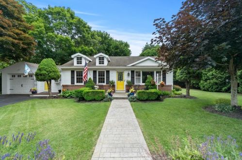 3 Deborah St, Waterford, CT 06385-1405