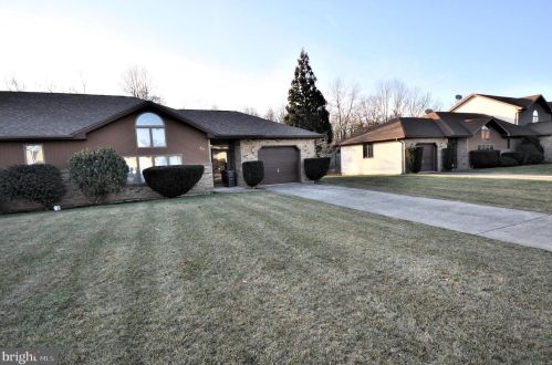 1516 Poolside Dr, Hazle Township, PA 18202-9393