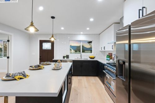 7298 Tamarack Dr, Pleasanton CA  94568-1749 exterior