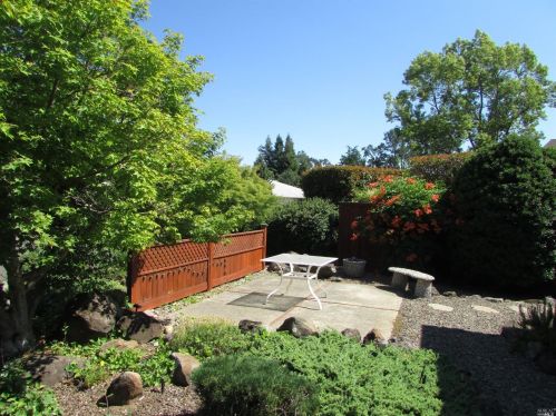 8863 Oak Trail Dr, Santa Rosa, CA 95409-6427