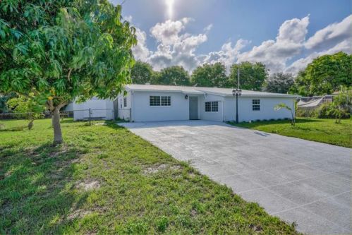 9095 Bamboo Dr, West Palm Beach, FL 33410-5919