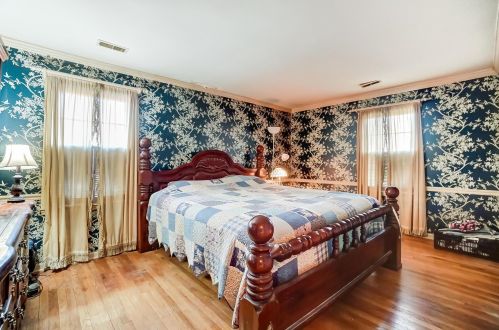 194 Center St, London OH  43140-1406 exterior