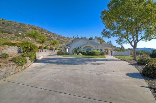 12221 Rockstream Rd, Lakeside, CA 92040-1733