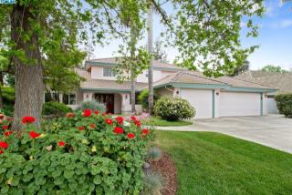 5731 Laura Ct, Visalia CA  93277-8631 exterior