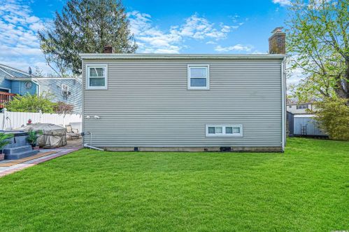 5 Victoria Rd, Babylon NY  11703-1406 exterior