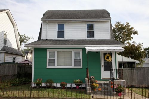 2 Laurel Rd, North Lindenhurst, NY 11757-1347